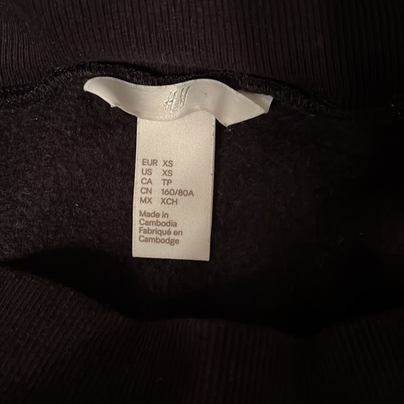 🌸 H&M Off the shoulder sweatshirt. Size XS 🌺 - Picture 3 of 4